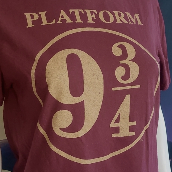 Harry Potter Hogwarts Train Station 9 3/4 Maroon Gold T Shirt Top Tee - Picture 3 of 4